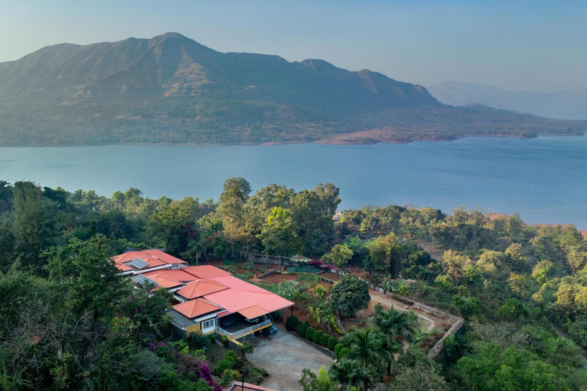 Ekam Lake House By Stayvista With Mountain & Lake Views, Outdoor Jacuzzi, Sauna, Modern Amenities & Kitchen Garden Pune Ngoại thất bức ảnh